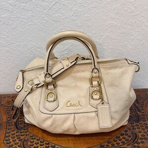 Classic Coach Beige Leather Satchel – Timeless Everyday Luxury